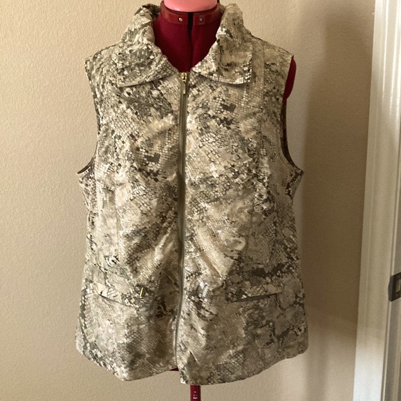 Chico's Zenergy Size 2=Medium Neema
Marissa Python print green & cream vest - Picture 1 of 14